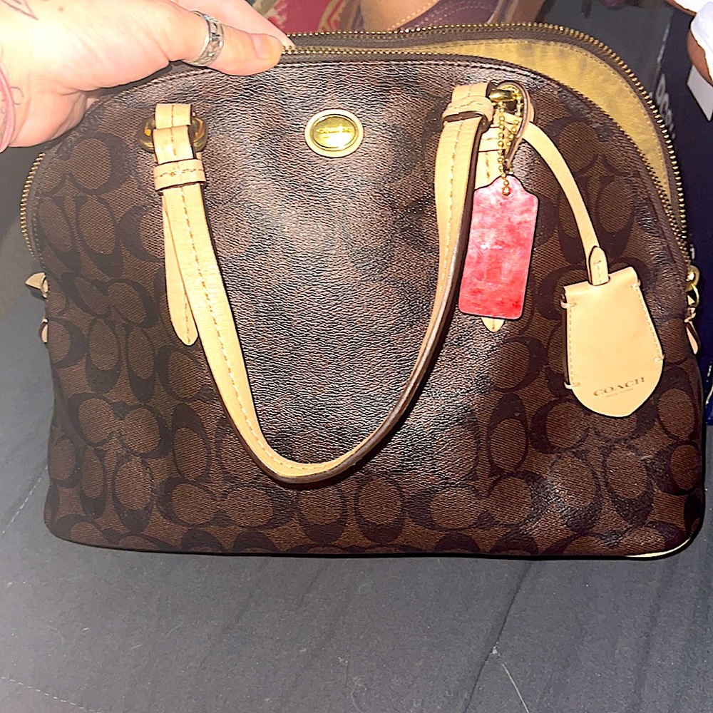Coach hand bag in almost prefect condition zipper has the ykk